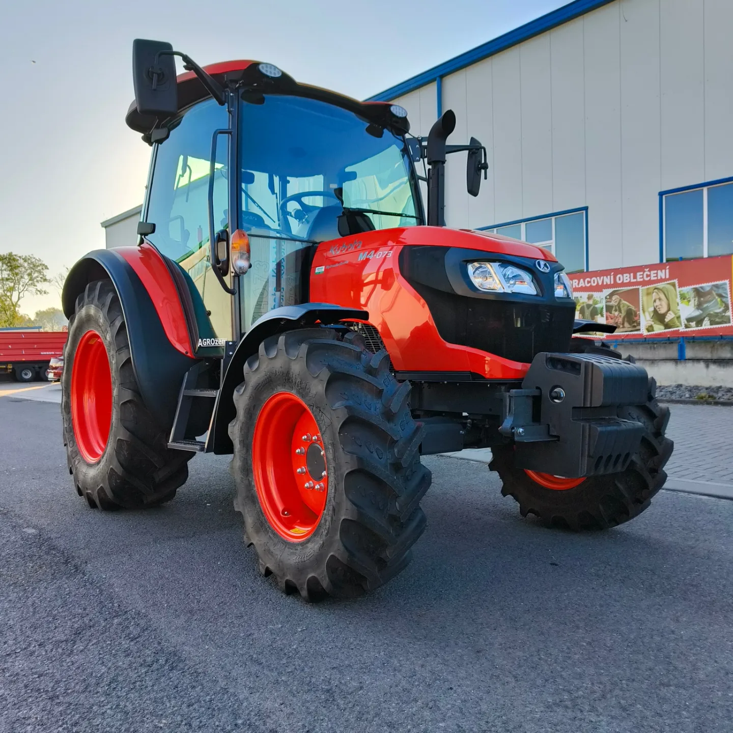 Předání traktoru řady M4073 36x36 do živočišné výroby firmy K – Agro Mikulovice s.r.o.
