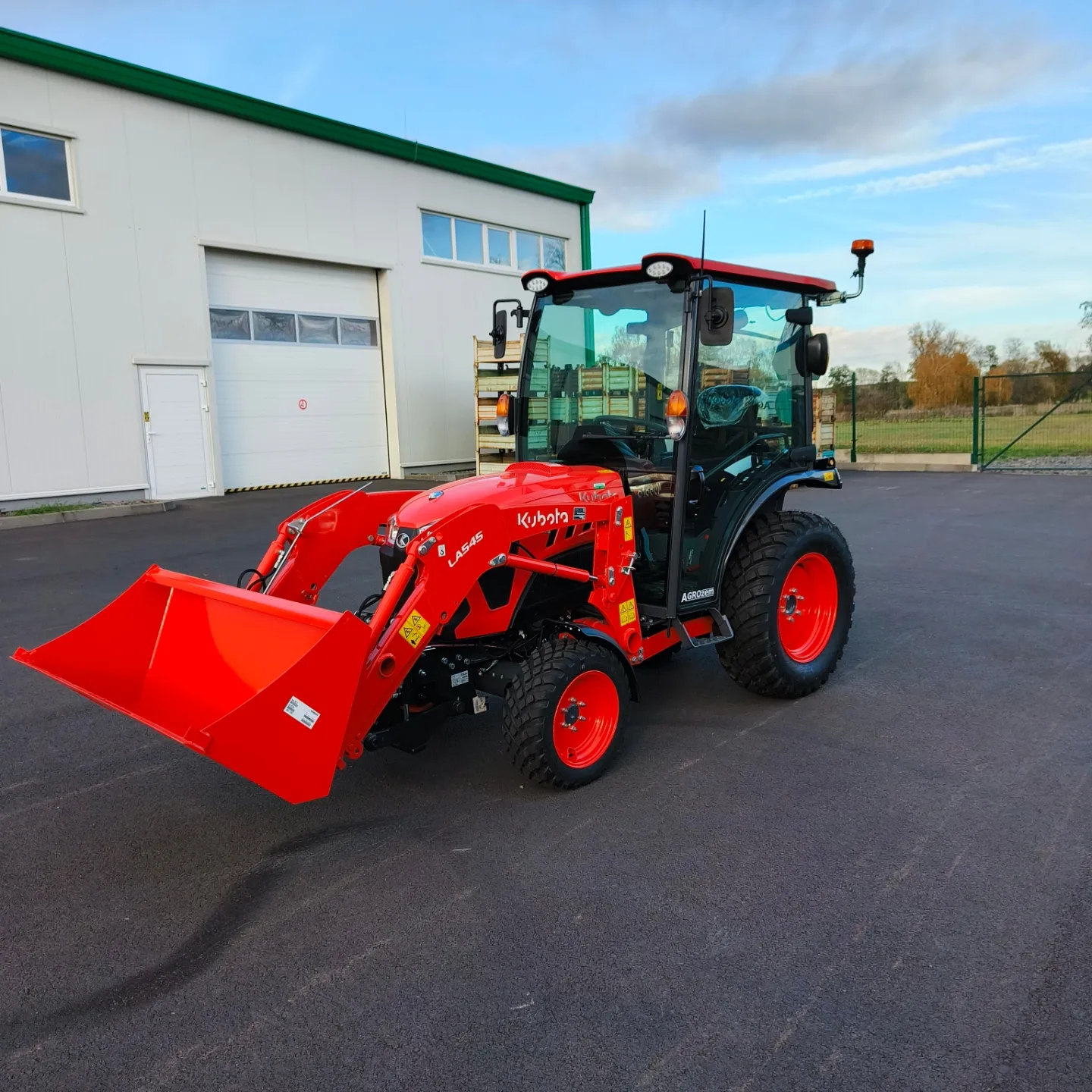 Předání traktoru řady LX401 s čelním nakladačem LA545 na Obec Chvalíkovice, pro údržbu obce.