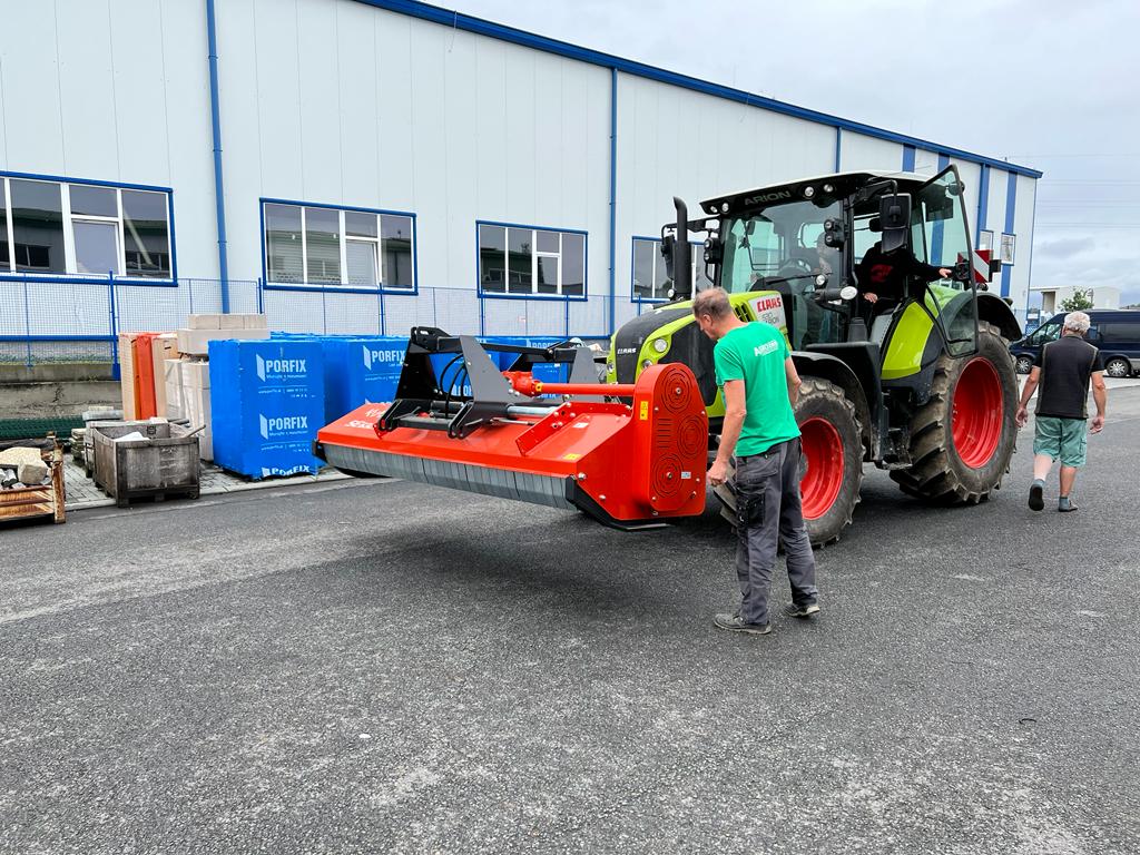 Předání mulčovače Kubota SE6320 na pastviny pana Müllera.