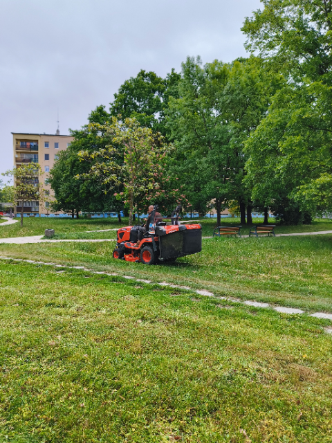 Předváděcí akce pro službaře starající se o seč trávy ve městě Opava.