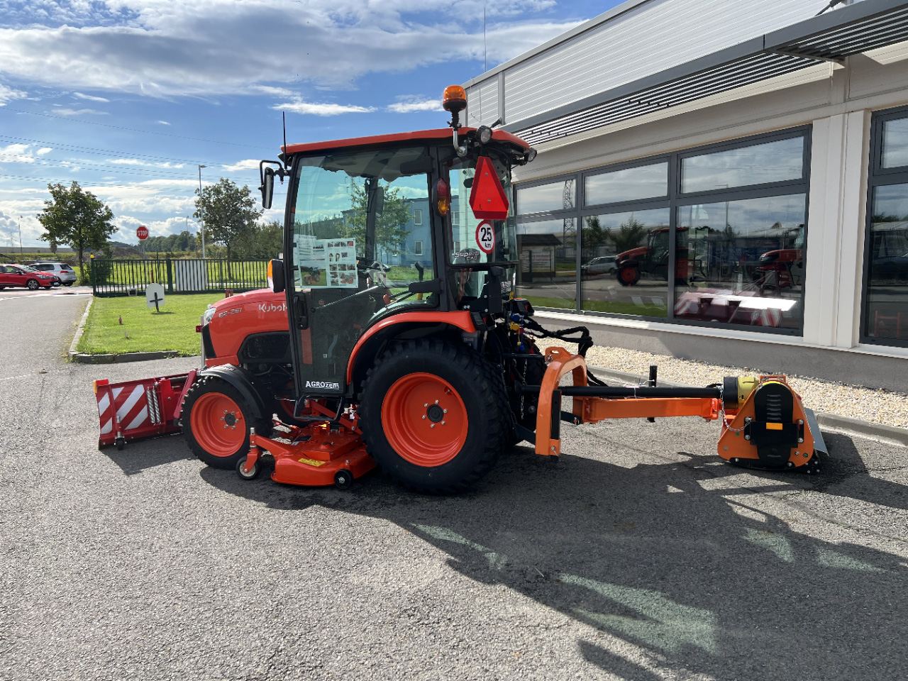 Předání stroje Kubota B2261H s čelním nakladačem LA424 a spodní sekačkou na Obec Vávrovice.