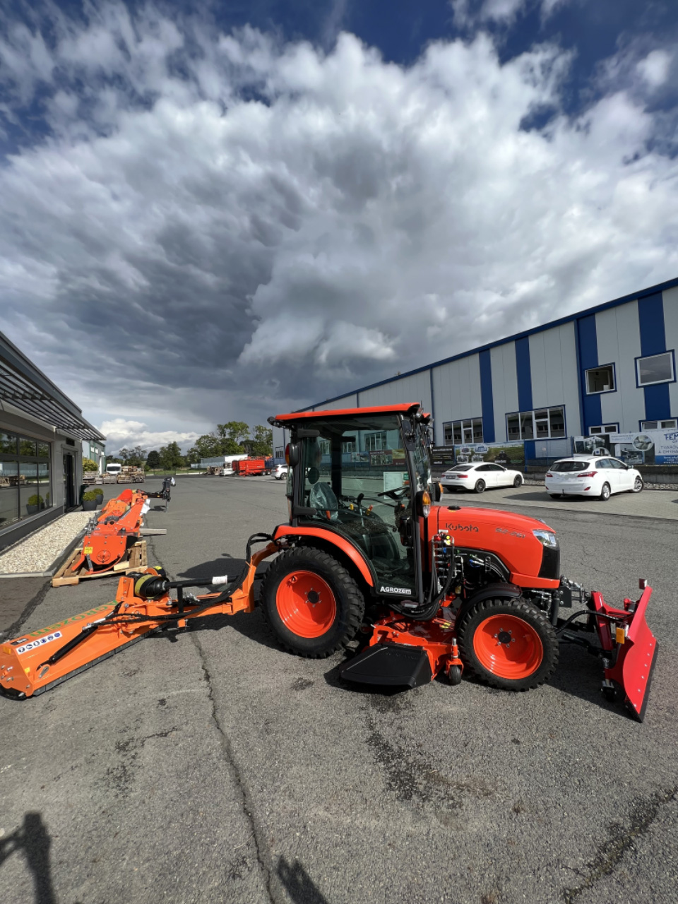 Předání stroje Kubota B2261H s čelním nakladačem LA424 a spodní sekačkou na Obec Vávrovice.