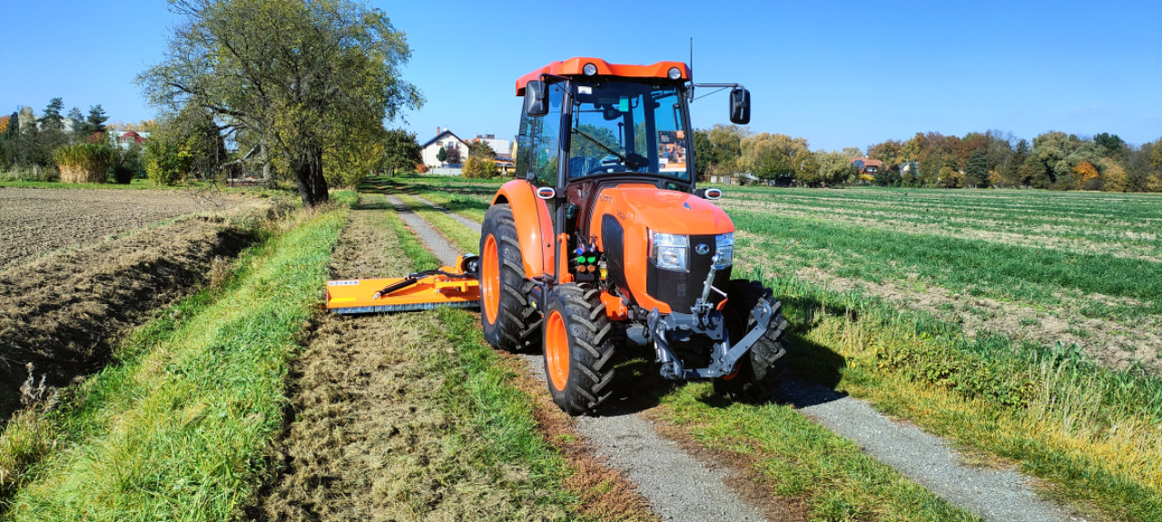 Předání traktoru Kubota L1522 s kabinou a čelním nakladačem LA1055 který se bude starat o malebné prostředí zámku v obci Hnojník.